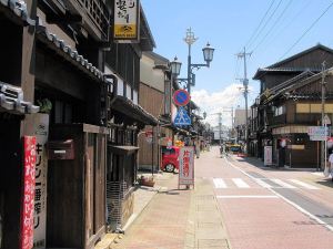 Winkelstraat met houten huizen Hirado
